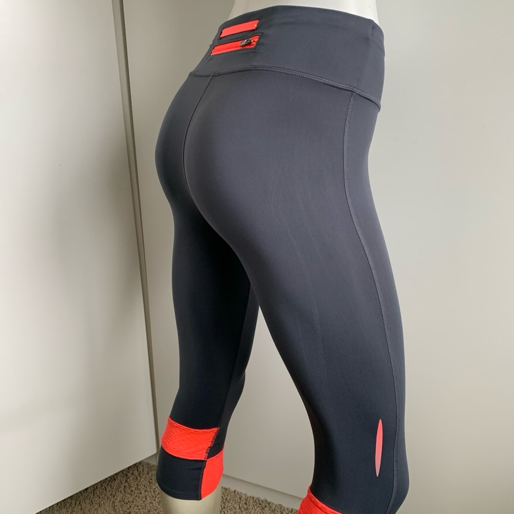 Under Armour Heatgear compression Capri gray leggings small